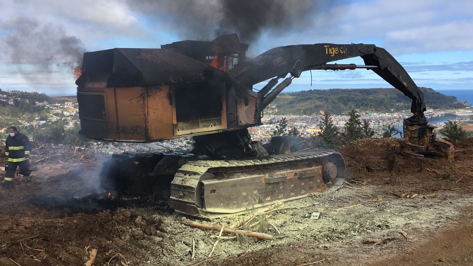 Grupo de desconocidos protagonizan atentado incendiario en Lebu: ocho vehículos forestales fueron quemados