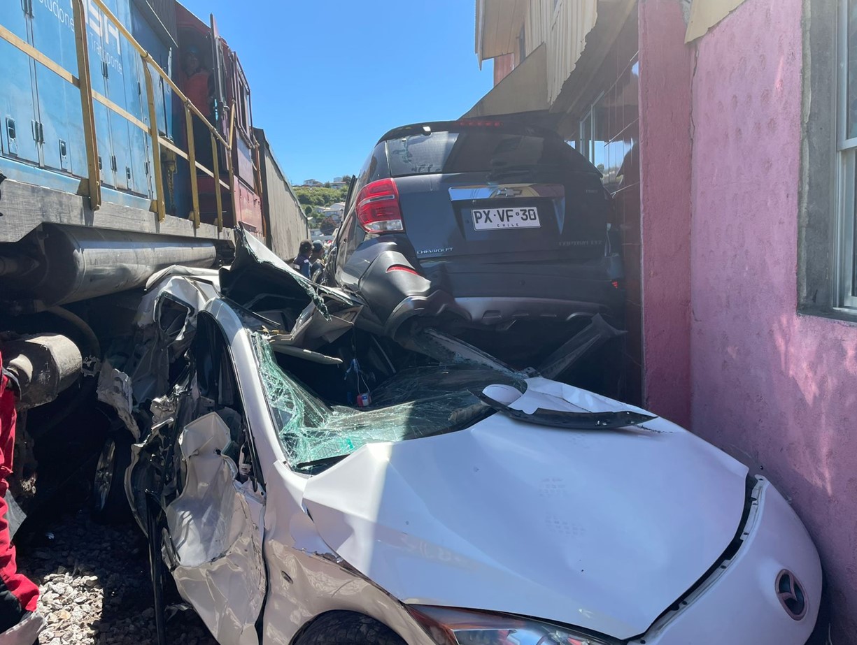 Tren de carga arrastró a vehículo mal estacionado en Penco