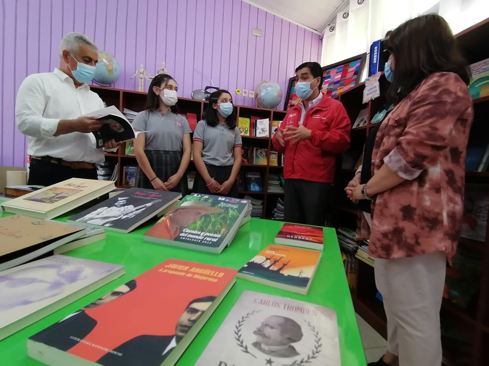 Minagri Biobío entrega colección de 50 libros sobre cultura rural a escuela de Laja