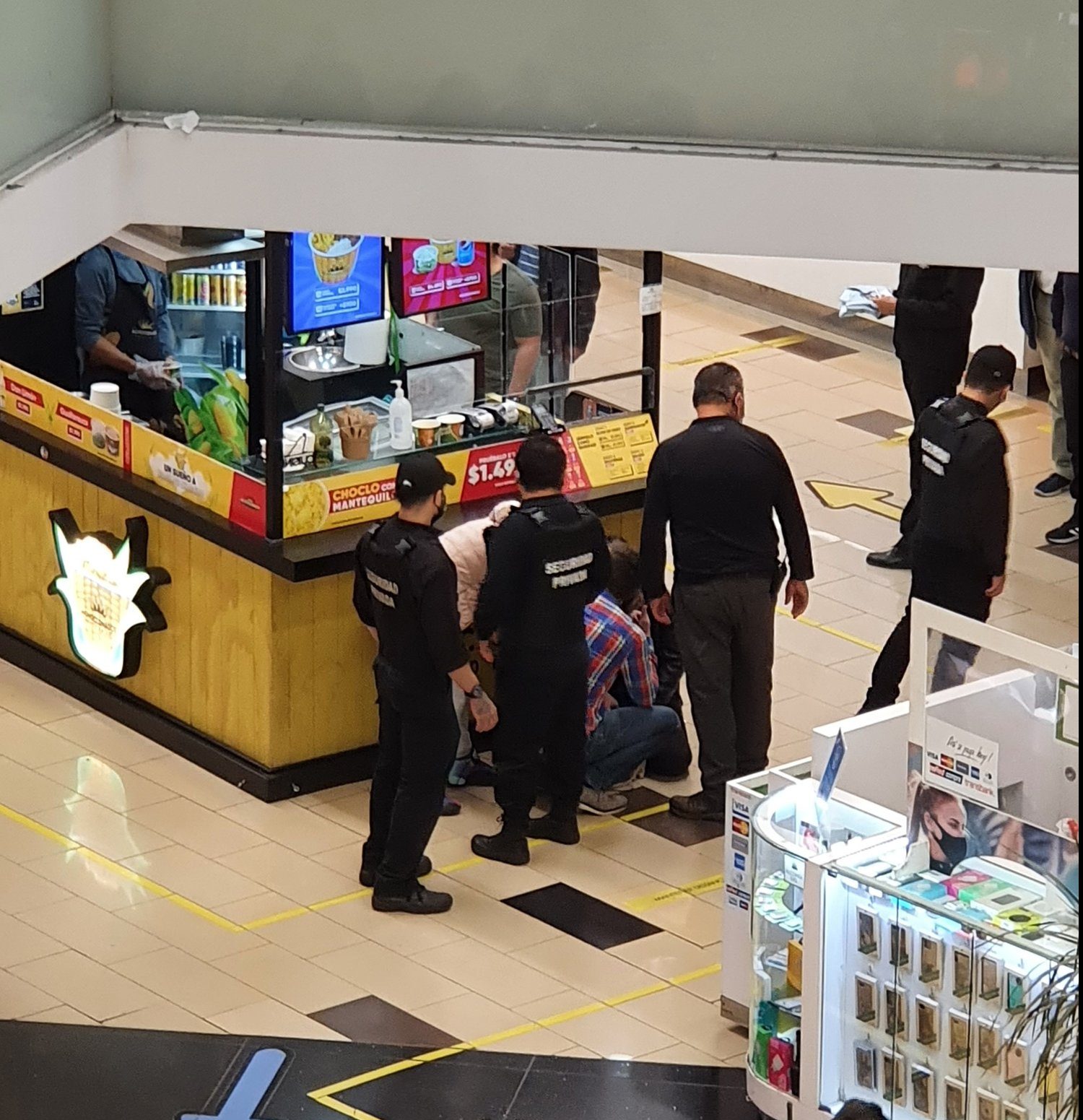 Dos mujeres fueron detenidas por disparos al interior del Mall del Centro