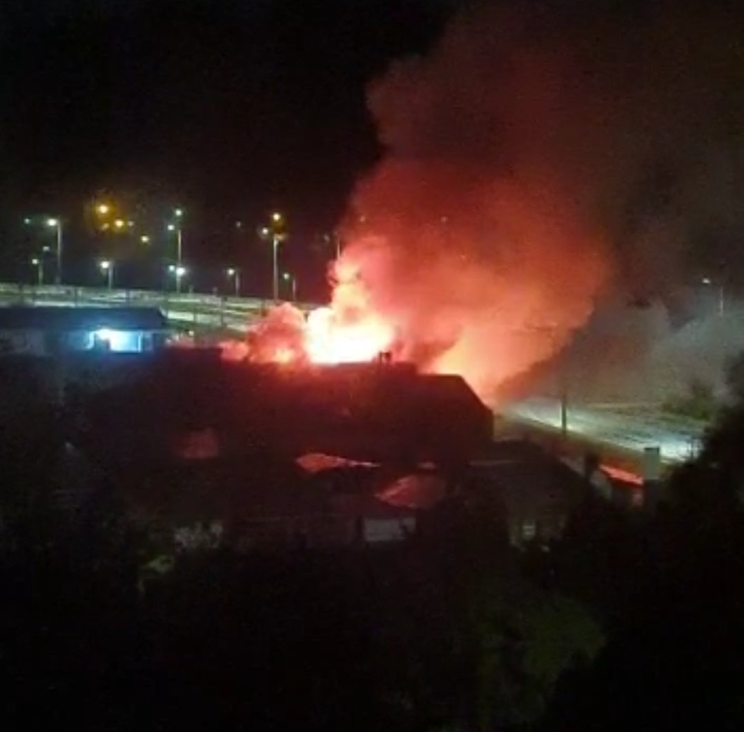 Violenta jornada en Tirúa: desconocidos incendiaron un hotel y lesionaron a dos personas