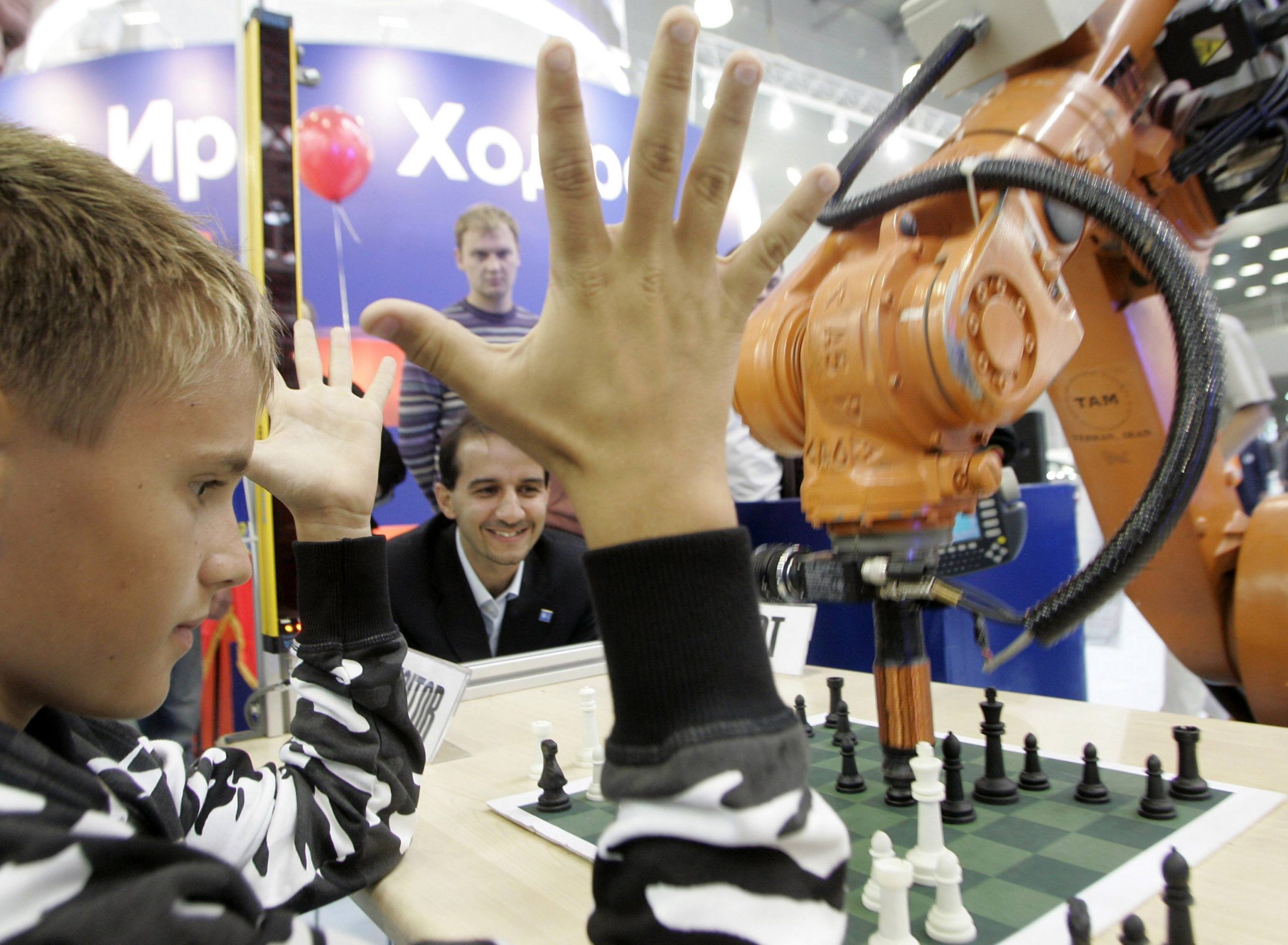 ¿Fair Play? Robot ajedrecista le quebró el dedo a su competidor en torneo realizado en Moscú