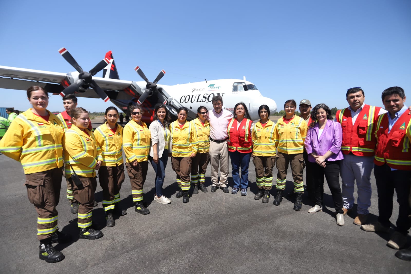 Ministros de Agricultura y del MOP presentan nuevo avión de Conaf que operará en Región del Biobío