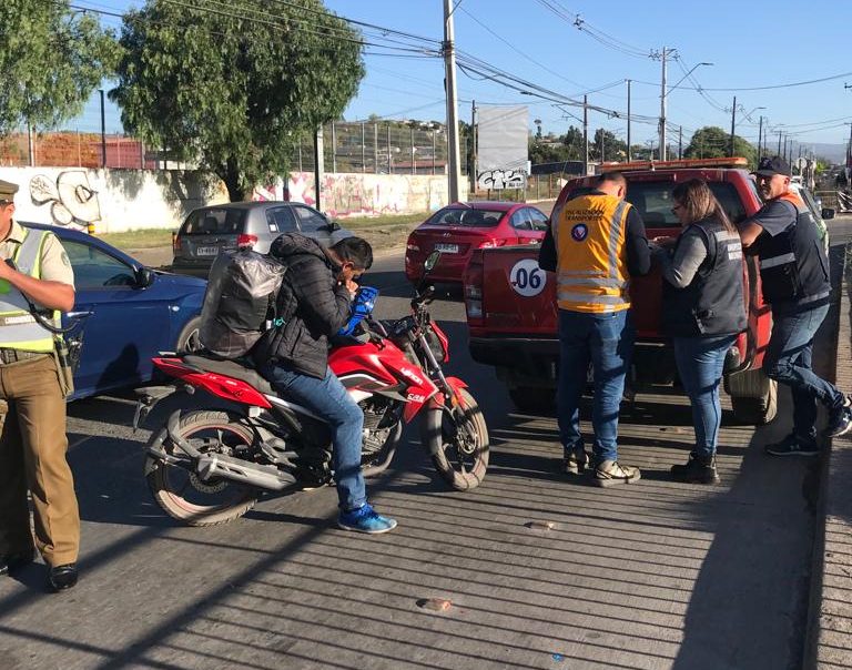 Seremi de Transporte fiscalizó a 103 motoristas en seis comunas de la región: un sujeto resultó detenido