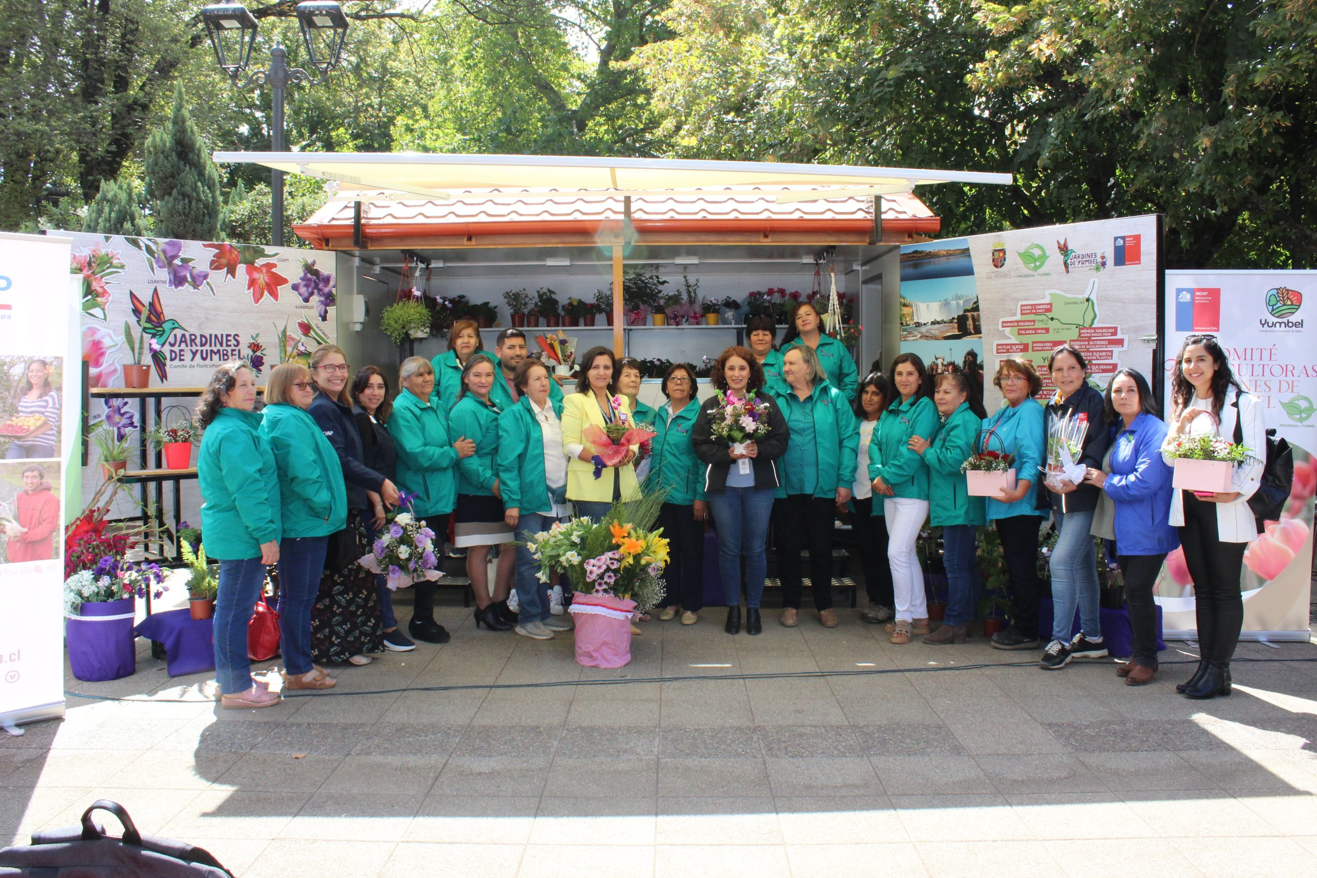 Floricultoras de Yumbel inauguraron colorido puesto móvil con apoyo del INDAP