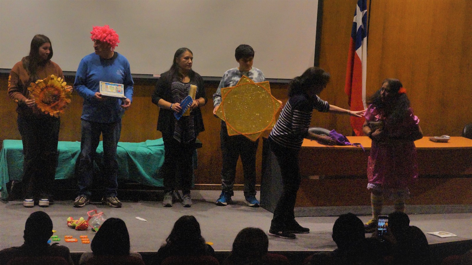 Teatro Aganat, conformada por pacientes con TEA, presentaron obra «Nosotros nos hacemos cargo» en la UdeC