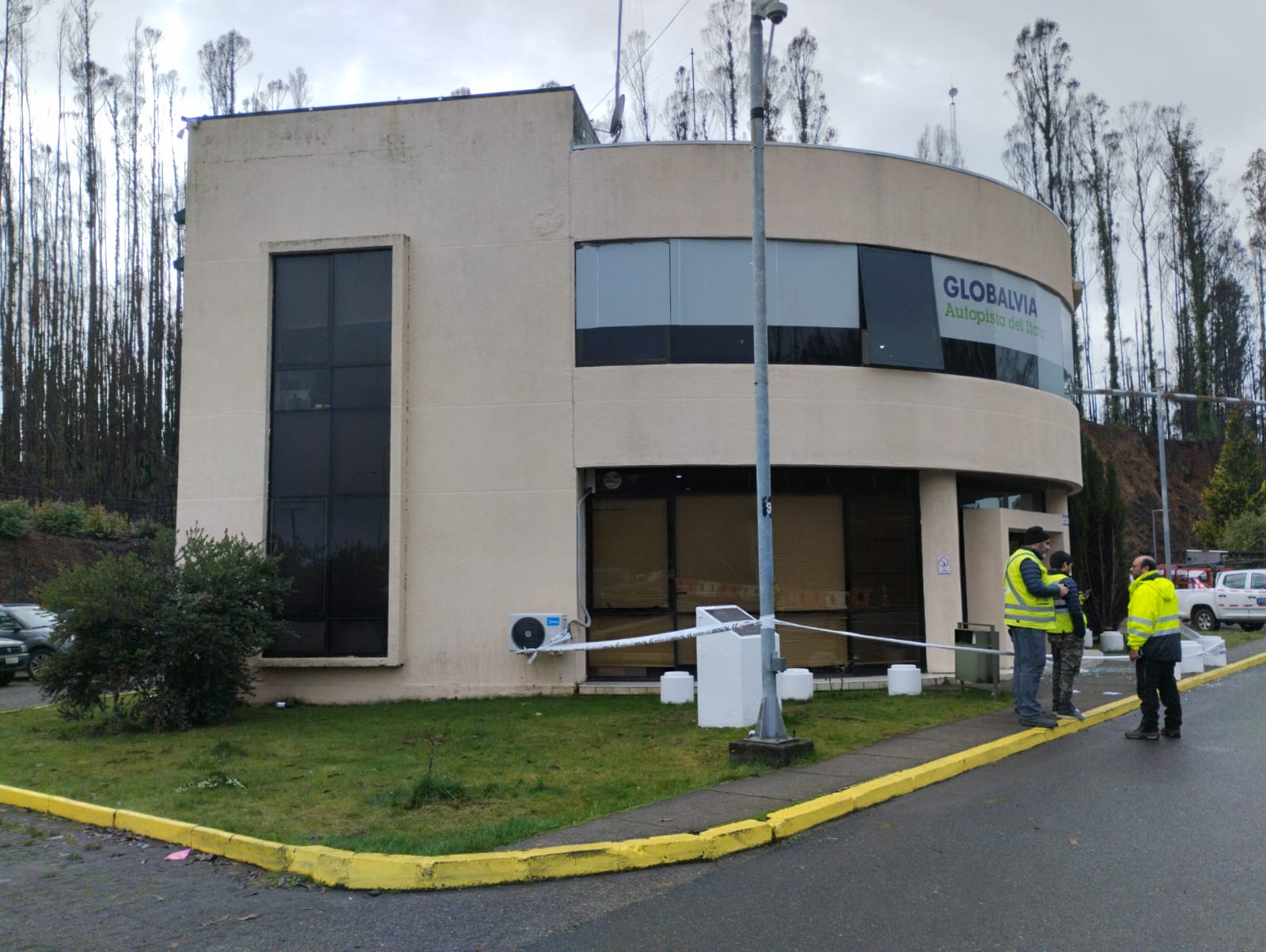 Asaltan instalaciones del peaje Agua Amarrilla: sujetos derribaron árboles y lanzaron miguelitos