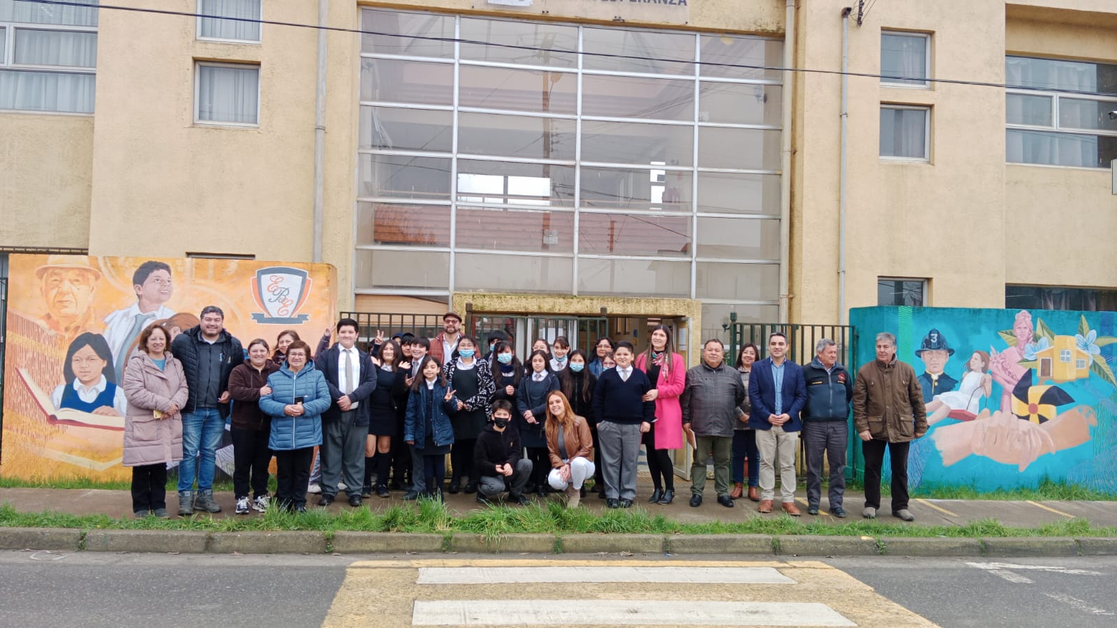 Jóvenes inauguran invernadero escolar y mural patrimonial en Curanilahue