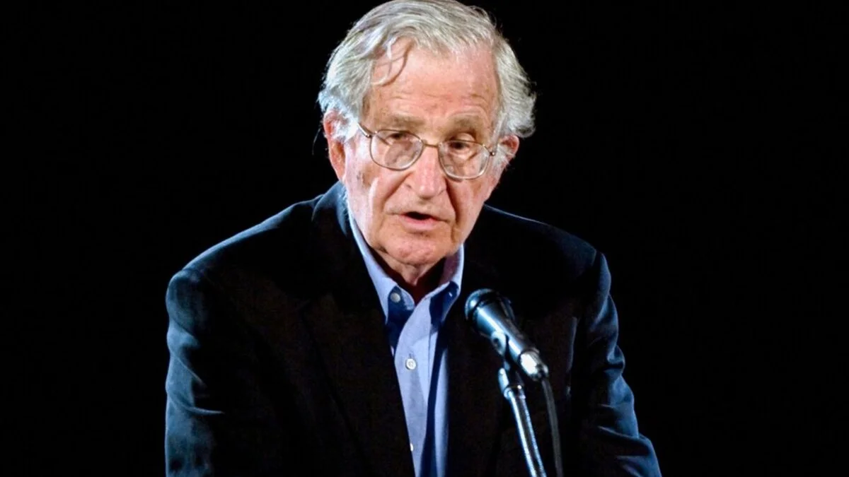 Noam Chomsky sigue vivo: círculo cercano del filósofo desmintió su presunto fallecimiento
