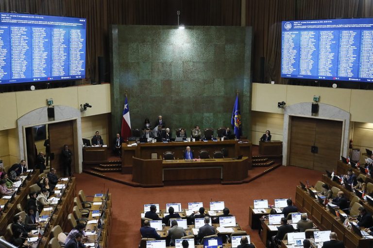 Diputados aprueban ley que prohibirá condicionar entrega de títulos universitarios a deudas de arancel