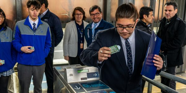 Estudiante usando su TNE en el Biotren