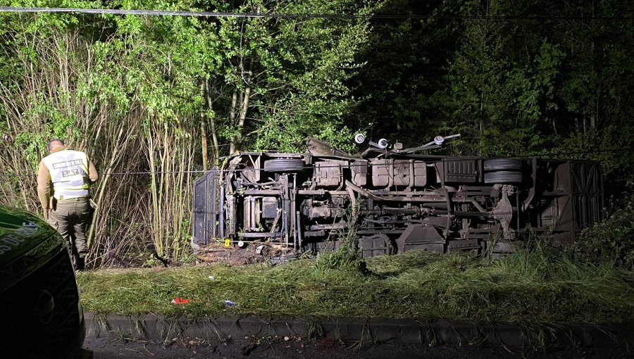 Trágico volcamiento de bus entre Los Ángeles y Laja deja dos muertos y 19 heridos