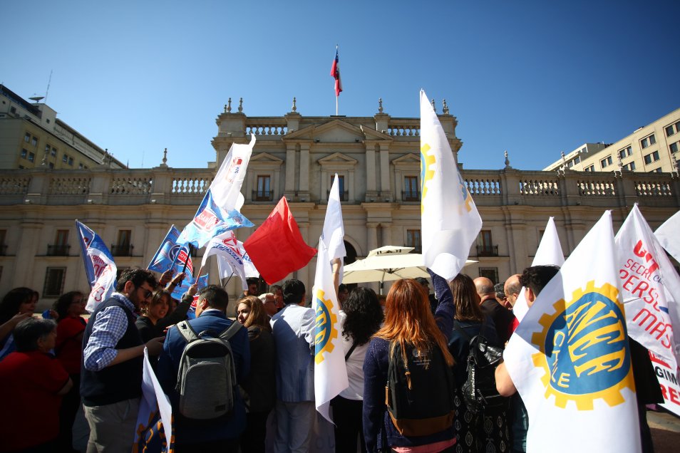 Protestas frente a La Moneda por muerte de gásfiter: Fiscalía inicia indagatorias y gremios piden renuncias