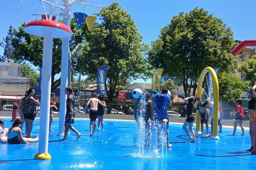 Concepción se prepara para el verano: juegos de agua del Parque Ecuador ya están funcionando