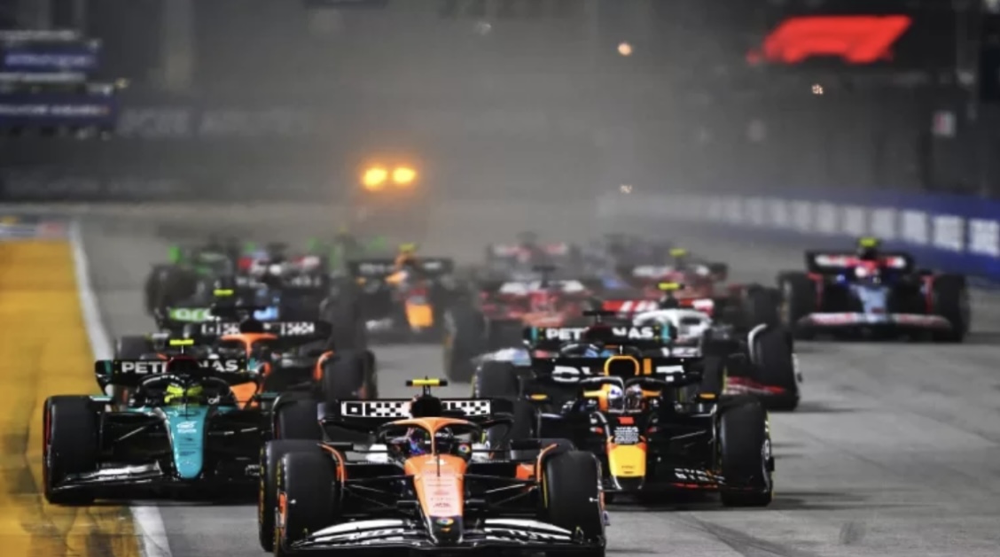 El británico Lewis Hamilton y el monegasco Charles Leclerc, ambos pilotos de Ferrari, fueron descalificados del Gran Premio de China de Fórmula 1, según informó la organización del campeonato. A ellos se sumó también el francés Pierre Gasly, representante de Alpine.  Las sanciones para Leclerc y Gasly se debieron a que sus monoplazas no alcanzaron el peso mínimo reglamentario tras la carrera. En el caso de Hamilton, siete veces campeón del mundo, la descalificación se produjo debido a un desgaste excesivo en la plancha de su coche, la cual no cumplía con el mínimo de 9 milímetros de espesor exigido por el reglamento.  Un informe del delegado técnico de la FIA, Jo Bauer, detalló que el monoplaza de Leclerc pesaba inicialmente 800 kg al llegar a boxes, el límite mínimo permitido. Sin embargo, tras el vaciado de combustible, descendió a 799 kg, incumpliendo la normativa. Algo similar ocurrió con Gasly, cuyo coche también bajó a 799 kg tras retirar 1,1 kg de combustible, lo que provocó su descalificación.  Por su parte, el monoplaza de Hamilton presentó un grosor inferior al reglamentado en la plancha del suelo: 8,6 mm en el lado izquierdo y en el centro, y 8,5 mm en el derecho, cuando el mínimo permitido es de 9 mm según el artículo 3.5.9 del Reglamento Técnico.  Estas decisiones alteraron el resultado de la carrera, permitiendo que el español Carlos Sainz, quien originalmente había terminado en la decimotercera posición, ascendiera al décimo puesto, sumando su primer punto con Williams. Asimismo, el canadiense Lance Stroll, compañero de Fernando Alonso en Aston Martin, avanzó en la tabla y consiguió dos puntos.  El podio se mantuvo sin cambios, con la victoria de Oscar Piastri, seguido por Lando Norris y George Russell. El top 10 lo completaron Max Verstappen, Esteban Ocon, Kimi Antonelli, Alexander Albon, Oliver Bearman, y ahora Stroll y Sainz.  En cuanto a la clasificación general del Mundial, las descalificaciones también provocaron modificaciones: Stroll ascendió al séptimo lugar, superando a Hamilton, quien ahora se ubica por delante de Leclerc. En la parte alta de la tabla, Norris sigue liderando, con Verstappen, Russell, Piastri, Antonelli y Albon completando los seis primeros puestos.